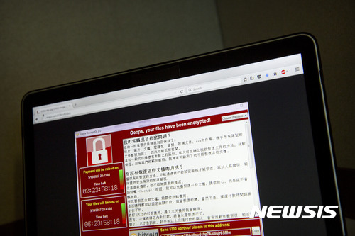 【베이징=AP/뉴시스】 지난 5월 13일 한 사용자가 중국 베이징에서 랜섬웨어에 공격당한 노트북 화면을 보여주는 모습.  2017.05.16