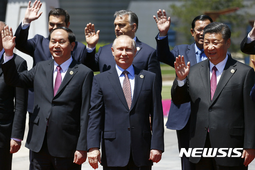 【 베이징=AP/뉴시스】중국 베이징에서 15일 일대일로 국제협력 정상포럼에 참석한 정상들이 기념촬영 중 손을 흔들고 있다. 앞줄 가운데가 블라디미르 푸틴 러시아 대통령, 오른쪽이 시진핑 중국 국가주석,왼쪽이 쩐다이꽝 베트남 대통령이다.  2017.05.15