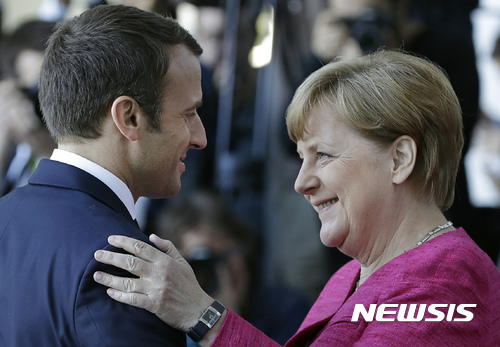 【베를린=AP/뉴시스】에마뉘엘 마크롱 프랑스 대통령(오른쪽)과 앙겔라 메르켈 독일 총리가 15일(현지시간) 베를린에서 만나 인사하고 있다. 2017.5.18. 