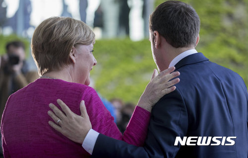 【베를린=AP/뉴시스】에마뉘엘 마크롱 프랑스 대통령(왼쪽)과 앙겔라 메르켈 독일 총리가 15일(현지시간) 베를린에서 만나 인사하고 있다. 2017.5.18.