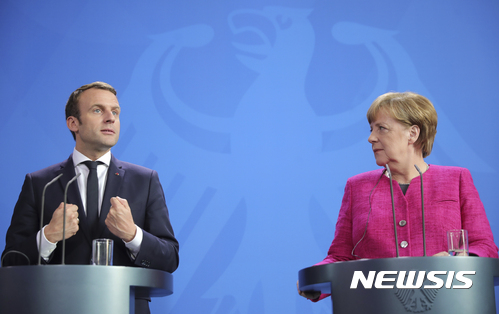 【베를린=AP/뉴시스】에마뉘엘 마크롱 대통령(왼쪽)이 15일(현지시간) 독일 베를린에서 앙겔라 메르켈 총리와 정상회담 후 공동 기자회견을 하고 있다. 2017.05.16