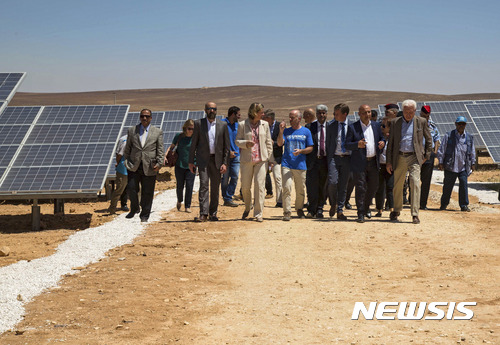 【요르단=AP/뉴시스】유엔 난민기구(UNHCR)와 이케아 재단 관계자들이 17일(현지시간) 요르단의 이즈라크 난민촌에 설치된 태양열 발전기를 둘러보고 있다. 2017.5.19. 