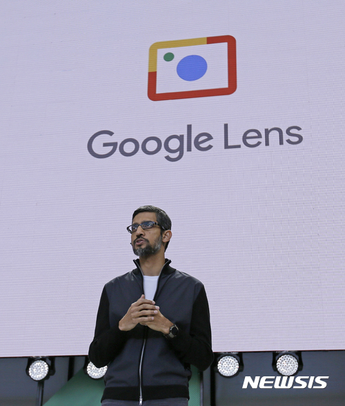 【마운튼뷰=AP/뉴시스】순다르 피차이 구글 최고경영자(CEO)가 17일(현지시간) 캘리포니아주 마운튼뷰에서 개발자들을 대상으로 한 연례 컨퍼런스에 참석해 구글렌즈에 대해 설명하고 있다. 그는 이날 "인공지능 시대에 맞게 모든 제품을 다시 생각하고 있다"고 밝혔다. 2017.05.18  