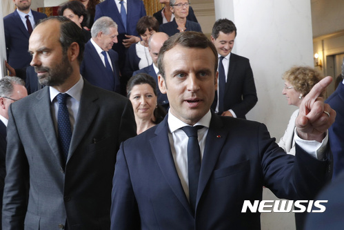 【파리=AP/뉴시스】에마뉘엘 마크롱 프랑스 대통령(오른쪽)과 에두아르 필리프 총리가 18일(현지시간) 파리 엘리제궁에서 첫 내각 회의를 마치고 나오고 있다. 2017.5.19.