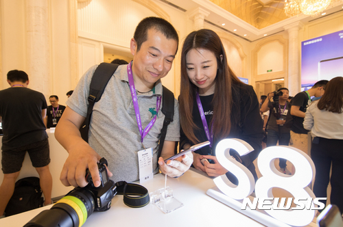 【서울=뉴시스】18일 중국 베이징 외곽 구베이슈에이전에서 열린 갤럭시S8·S8+ 제품발표회에 참석한 중국 미디어와 파트너들이 제품을 체험하고 있다. 2017.05.19. (사진=삼성전자 제공)  photo@newsis.com