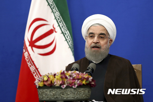【테헤란=AP/뉴시스】하산 로하니 이란 대통령이 20일(현지시간) 수도 테헤란에서 대선 승리 연설을 하고 있다. 2017.5.21. 
