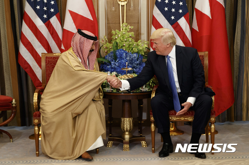【리야드=AP/뉴시스】도널드 트럼프 미국 대통령이 21일(현지시간) 사우디아라비아 리야드에서 바레인의 하마드 빈 이사 알 칼리파 국왕과 악수하고 있다. 2017.05.21