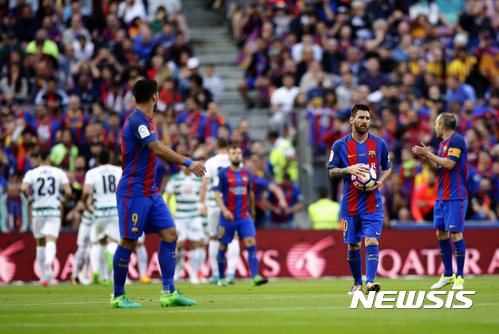 FC Barcelona's Lionel Messi, second right, reacts after Eibar scored during the Spanish La Liga soccer match between FC Barcelona and Eibar at the Camp Nou stadium in Barcelona, Spain, Sunday, May 21, 2017. (AP Photo/Manu Fernandez)