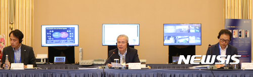 【서울=뉴시스】KT는 중국 쓰촨성 청두 인터콘티넨탈 센츄리시티 호텔에서 중국 차이나모바일, 일본 NTT도코모와 한중일 통신사간 전략 협의체 SCFA(Strategic Cooperation Framework Agreement) 2017년 상반기 총회를 개최했으며, KT 고객이 중국과 일본에서 와이파이 로밍을 무료로 쓸 수 있도록 협력을 제안했다고 22일 밝혔다. 사진은 KT 경영지원총괄 구현모(오른쪽) 사장, 중국 차이나모바일 샤위에지아(가운데) 부총재, 일본 NTT도코모 나카야마 토시키 부사장이 SCFA 총회 미팅을 진행하고 있는 모습. 2017.05.22. (사진=KT 제공) photo@newsis.com