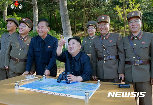 【서울=뉴시스】조선중앙TV가 고체 연료 기반의 중장거리 탄도미사일 '북극성-2'형 최종시험 발사에 성공했으며 김정은 국무위원장은 현장에서 발사결과를 분석한 후 실전배치를 승인하고 대량생산을 지시했다고 22일 보도했다. 이번 북극성-2형 시험발사에는 리병철, 김정식, 정승일, 유진, 조용원 등 노동당 중앙위원회 책임일꾼과 김락겸 인민군 전략군사령관이 동행했다. 2017.05.22. (사진=조선중앙TV 캡쳐) photo@newsis.com