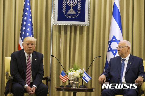 【예루살렘=AP/뉴시스】도널드 트럼프 대통령이 22일(현지시간) 이스라엘 예루살렘에 있는 레우벤 리블린 이스라엘 대통령 자택에서 리블린 대통령을 만나고 있다. 2017.05.22 