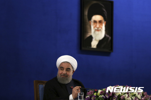 【테헤란=AP/뉴시스】하산 로하니 대통령이 22일(현지시간) 테헤란에서 기자회견을 하고 있다. 2017.05.22 