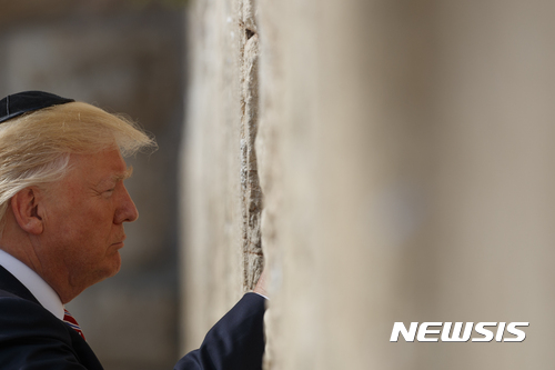 【예루살렘=AP/뉴시스】도널드 트럼프 미 대통령이 22일 예루살렘 서쪽 통곡의 벽을 방문하고 있다. 2017.5.23