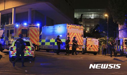 【맨체스터=AP/뉴시스】중무장한 영국 맨체스터 경찰들이 22일(현지시간) 폭발사건이 발생한 맨체스터 아레나 콘서트장 주변을 통제하고 있다.  2017.05.23   