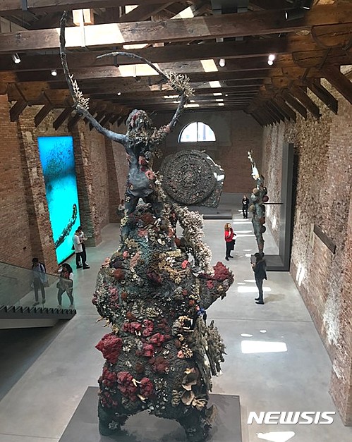 【런던=뉴시스】박혜영 미술칼럼니스트=데미안허스트의‘ 해저에 침몰된 난파선에서 건져낸 믿을 수 없는 보물’ 전시 전경.