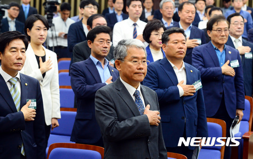 【서울=뉴시스】박영태 기자 = 김동철 국민의당 대표 권한대행 겸 원내대표를 비롯한 당무위원들이 23일 오전 서울 영등포구 여의도 국회에서 진행된 국민의당 제2차 당무위원회의에서 국민의례를 하고 있다. 2017.05.23. since1999@newsis.com