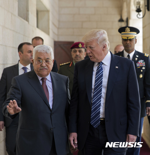 【베들레헴=AP/뉴시스】도널드 트럼프 미국 대통령이 23일(현지시간) 팔레스타인 자치정부의 요르단강 서안 베들레헴에서 마무드 아바스 자치정부 수반을 만나 나란히 걸어가고 있다. 2017.05. 23 