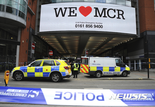 【맨체스터=AP/뉴시스】영국 경찰이 23일(현지시간) 보안을 위해 맨체스터의 한 쇼핑몰을 폐쇄시켰다. 전날 밤 맨체스터 경기장에서 폭탄 테러가 발생해 수십 명이 사상했다. 2017.5.23.