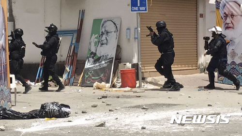【디라즈(바레인)=AP/뉴시스】바레인 경찰이 23일 시아파 성직자 이사 카심 지지자들의 연좌농성이 계속되고 있는 디아즈에 진입하고 있다. 바레인 내무부는 24일 경찰이 시위자 286명을 체포했으며 이 과정에서 5명의 시위자가 사망하고 수십명이 부상했다고 말했다. 2017.5.24