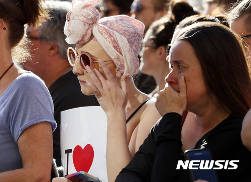 【맨체스터=AP/뉴시스】영국 맨체스터 앨버트 광장에서 23일(현지시간) 시민들이 전날 일어난 테러 희생자들을 추모하는 행사에 참석해 눈물을 흘리고 있다. 2017.05.24  