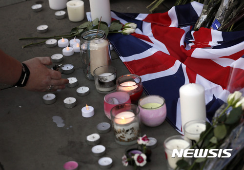 【맨체스터=AP/뉴시스】23일(현지시간) 영국 맨체스터의 알버트 광장에서 테러 희생자들을 추모하기 위한 행사가 진행되고 있다. 2017.5.24. 
