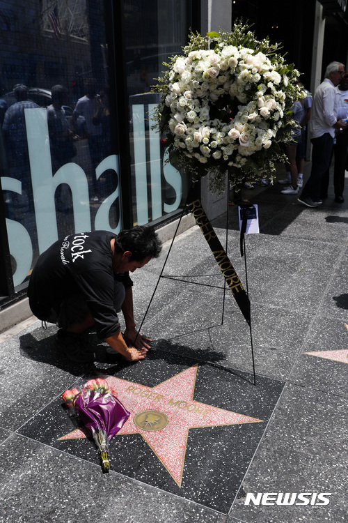 【서울=뉴시스】영원한 '007' 로저 무어가 세상을 떠난 가운데, 미국 로스앤젤레스 할리우드 명예의 거리에 그를 위한 추모 공간이 마련됐다.