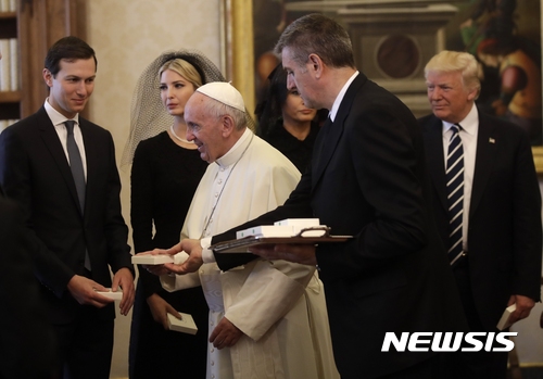 【바티칸=AP/뉴시스】프란치스코 교황이 24일(현지시간) 바티칸에서 도널드 트럼프 미국대통령 가족에게 자그마한 선물을 나눠주고 있다. 2017.05.24 