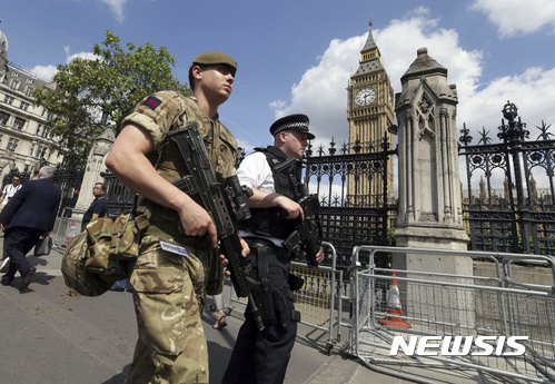 【런던=AP/뉴시스】24일(현지시간)영국 수도 런던의 국회의사당 주변에서 경찰과 군인들이 경비를 서고 있다. 2017.5.25. 