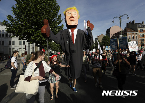 【브뤼셀=AP/뉴시스】벨기에 시민들이 24일(현지시간) 도널드 트럼프 미국 대통령의 브뤼셀 도착에 맞춰 브뤼셀 거리 곳곳에서 반(反) 트럼프 시위를 벌였다. 사진은 이날 시위에 동원된 트럼프 대통령을 본뜬 대형 인형의 모습. 2016.05.25. 