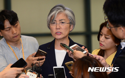 【인천공항=뉴시스】임태훈 기자 = 강경화 외교부장관 후보자가 25일 새벽 인천국제공항을 통해 귀국한 후 취재진의 질문에 답변하고 있다.  유엔 사무총장 정책특보로 유엔본부에서 일해온 강 후보자는 서울 도렴동 외교부 청사 인근에 사무실을 마련해 청문회를 준비할 것으로 전해졌다. 2017.05.25.  taehoonlim@newsis.com