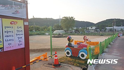 【대구=뉴시스】김덕용 기자 = 한국수자원공사 자회사인 워터웨이플러스가 달성군 강정고령보 일대 국유지에 놀이시설을 위탁 운영한 것으로 밝혀져 물의를 빚고 있다. 사진은 달성군 강정고령보 주차장 옆 국유지에 어린이놀이 시설과 불법가설 건축물이 세워져 있다. 2017. 05. 25.  kimdy@newsis.com 