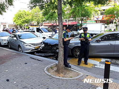 【고양=뉴시스】이경환 기자 = 25일 오전 7시25분께 경기 고양시 일산동구 장항동 왕복 4차선 도로에서 A(20)씨가 몰던 마세라티 차량이 중앙선을 침범해 지나가던 SM6 차량을 들이받은 뒤 정차해 있던 택시를 잇따라 추돌하는 사고가 났다. 2017.05.25.(사진=독자 제공)  lkh@newsis.com 