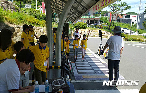 【대구=뉴시스】정창오 기자 =대구시는 오는 27일 팔공산 시민안전테마파크에서 '아빠·엄마와 함께하는 안전캠프'를 운영한다고 25일 밝혔다. 사진은 지난해 안전캠프의 교통안전 체험모습이다. 2017.05.25.(사진=대구시 제공)  photo@newsis.com 