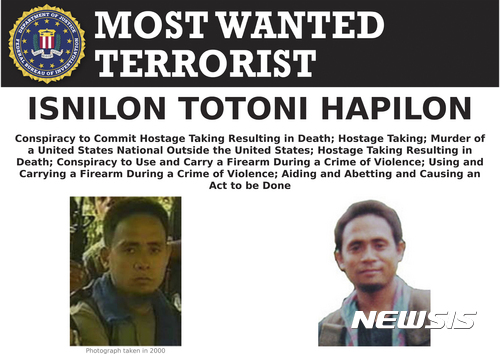 【AP/뉴시스】미국 연방수사국(FBI)의 홈페이지에 올라있는 필리핀 테러조직 '아부 사야프’의 지부를 이끌고 있는 이스닐론 하필론의 수배 페이지. 미국 법무부는 하필론에 500만 달러의 현상금을 내걸고 최우선 수배령을 건 상태이다. 2017.05.25