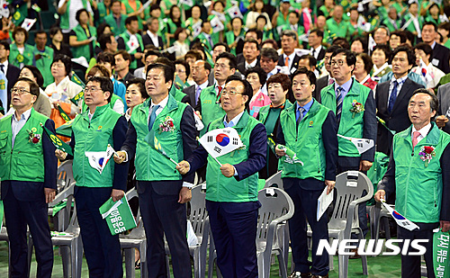 【안동=뉴시스】류상현 기자 = 25일 오전 구미 박정희체육관에서 '새마을의 날' 기념식이 열려 참가자들이 태극기를 들고 새마을노래를 함께 부르고 있다. 2017.05.25 (사진=경북도 제공)  photo@newsis.com