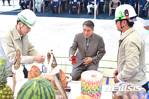 【진주=뉴시스】정경규 기자 = 경남 진주시는 25일 정촌면 산단 공사현장에서 이창희 시장을 비롯해 정촌면민, 공사관계자 등 170여명이 참석한 가운데 안전기원제를 지냈다.2017.05.25.(사진=진주시 제공)  photo@newsis.com