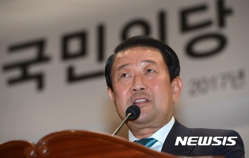 【서울=뉴시스】홍효식 기자 = 25일 오후 서울 여의도 국회 의원회관 대회의실에서 열린 국민의당 제1차 중앙위원회 회의가 끝난 뒤 비대위원장으로 선출된 박주선국회 부의장이 기자 간담회를 하고 있다. 2017.05.25.  yesphoto@newsis.com 