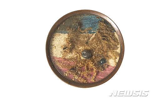 【서울=뉴시스】프랑스 혁명 단추, 1789년께, 유리 아래 채색, 곤충, 식물, 종이를 넣은 뷔퐁 단추  