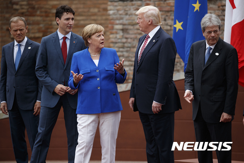 【타오르미나=AP/뉴시스】개막식 행사에 지각하고, '독일인들은 나쁘다( bad)'고 발언하는 등 도널드 트럼프 미국 대통령(오른쪽에서 두번째)이 주요 7개국(G7) 정상회의에서의 행태가 논란이 되고 있다. 26일(현지시간) 트럼프 대통령은 이탈리아 시칠리아 섬 동부의 휴양도시 타오르미나에서 진행된 개막식에 예정된 시간을 넘겨 도착한 것으로 전해졌다. 트럼프 대통령과 앙겔라 메르켈 총리(가운데)가 대화를 나누고 있다. 2017.05.27  