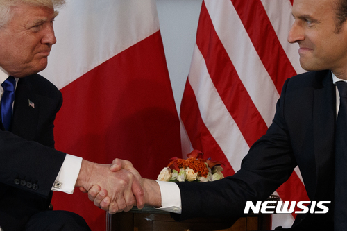 【브뤼셀=AP/뉴시스】도널드 트럼프 미 대통령(왼쪽)이 지난 25일(현지시간) 벨기에 브뤼셀의 미국 대사관에서 에마뉘엘 마크롱 프랑스 대통령과 만나 회담하기 전 서로 악수하고 있다. 2017.5.29