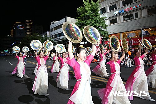 【대구=뉴시스】우종록 기자 = 27일 오후 대구 중구 국채보상로 일대에서 대구컬러풀페스티벌이 열린 가운데 메인 공연인 ‘컬러풀 퍼레이드’가 펼쳐지고 있다. 2017.05.27.  wjr@newsis.com