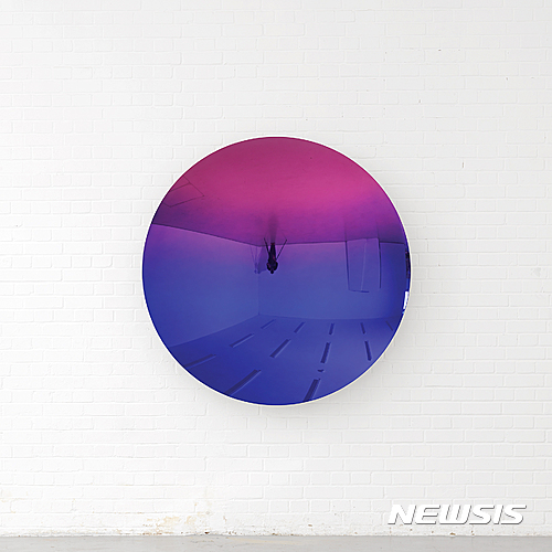 【서울=뉴시스】이니쉬 카푸어Anish KAPOOR, _Mirror [Pink to Burple]_, 2016, Stainless steel and lacquer, 149x149x21cm