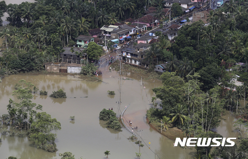 【라트나푸라(스리랑카)=AP/뉴시스】큰 홍수가 발생한 스리랑카 라트나푸라 지역이 지난 27일 물에 잠겨 있다. 구조대가 더 많은 시신들을 진흙더미 속에서 찾아내면서 사망자 수는 146명으로 늘었으며 112명이 여전히 실종된 상태이다. 2017.5.29