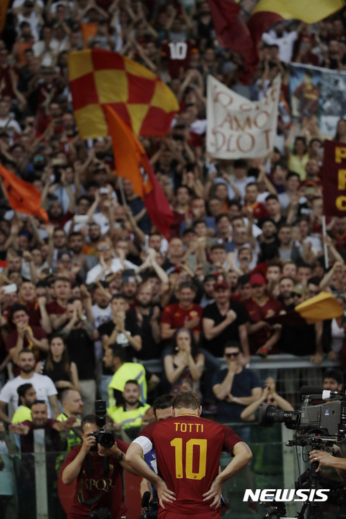 Roma's Francesco Totti salutes his fans after an Italian Serie A soccer match between Roma and Genoa at the Olympic stadium in Rome, Sunday, May 28, 2017. Francesco Totti played his final match with Roma against Genoa after a 25-season career with his hometown club. (AP Photo/Alessandra Tarantino)