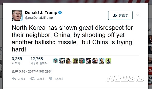 【서울=뉴시스】도널드 트럼프 대통령이 28일(현지시간) 자신의 트위터에 북한의 추가 탄도미사일 발사에 대해 비난했다. 그는 이날 트위터에 "북한이 또다시 탄도미사일을을 발사해 이웃국가 중국에 무례를 범했다"고 비난했다. 2017.05.29 (사진 출처: 트위터)