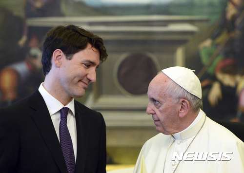 【바티칸시티=AP/뉴시스】이탈리아를 방문 중인 쥐스탱 트뤼도 캐나다 총리가 29일(현지시간) 바티칸시티에서 프란치스코 교황과 만나 이야기를 나누고 있다. 트뤼도 총리는 교황과 만난 후 기자들에게 