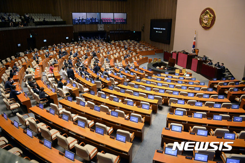 【서울=뉴시스】배훈식 기자 = 31일 오후 서울 여의도 국회 본회의장에서 열린 제351회 국회 임시회 제2차 본회의에 자유한국당 의원석이 텅 비어있다.  국무총리 임명동의안 표결이 예정된 이날 정우택 자유한국당 대표 권한대행 겸 원내대표는 정세균 의장에게 의원총회 개최를 이유로 회의 연기를 요청했다. 2017.05.31.  dahora83@newsis.com