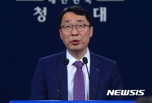 【서울=뉴시스】전신 기자 = 윤영찬 국민소통수석이 31일 청와대 춘추관 대브리핑실에서 차관급 인사를 발표하고 있다. 2017.05.31.  photo1006@newsis.com