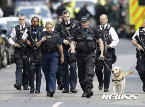 【런던=AP/뉴시스】무장한 영국 경찰이 4일(현지시간) 런던 브리지에서 테러 발생한 뒤 출입금지 구역을 순찰하고 있다. 경찰은 이날 런던 한복판 런던 브리지와 보로마켓에서 발생한 연쇄 테러와 관련된 증거들은 수집하고 있다. 이번 테러로 최소 7명이 숨지고 48명이 다쳤다. 2017.06.04