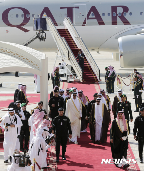 【제다=AP/뉴시스】사우디아라비아와 바레인, 아랍에미리트, 이집트 등이  5일 (현지시간)카타르와 국교를 단절한다고 발표했다. 사진은 지난 2015년 11월 10일 사우디 리야드 공항에서 카타르의 셰이크 타밈 빈 하마드 알 타니 (가운데 왼쪽)국왕이 사우디의 살만 국왕의 영접을 받고 있는 모습. 2017.06.05 